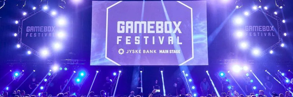 Arkivfoto af Gamebox Festivals scene med publikum og blå og lilla scenebelysning.